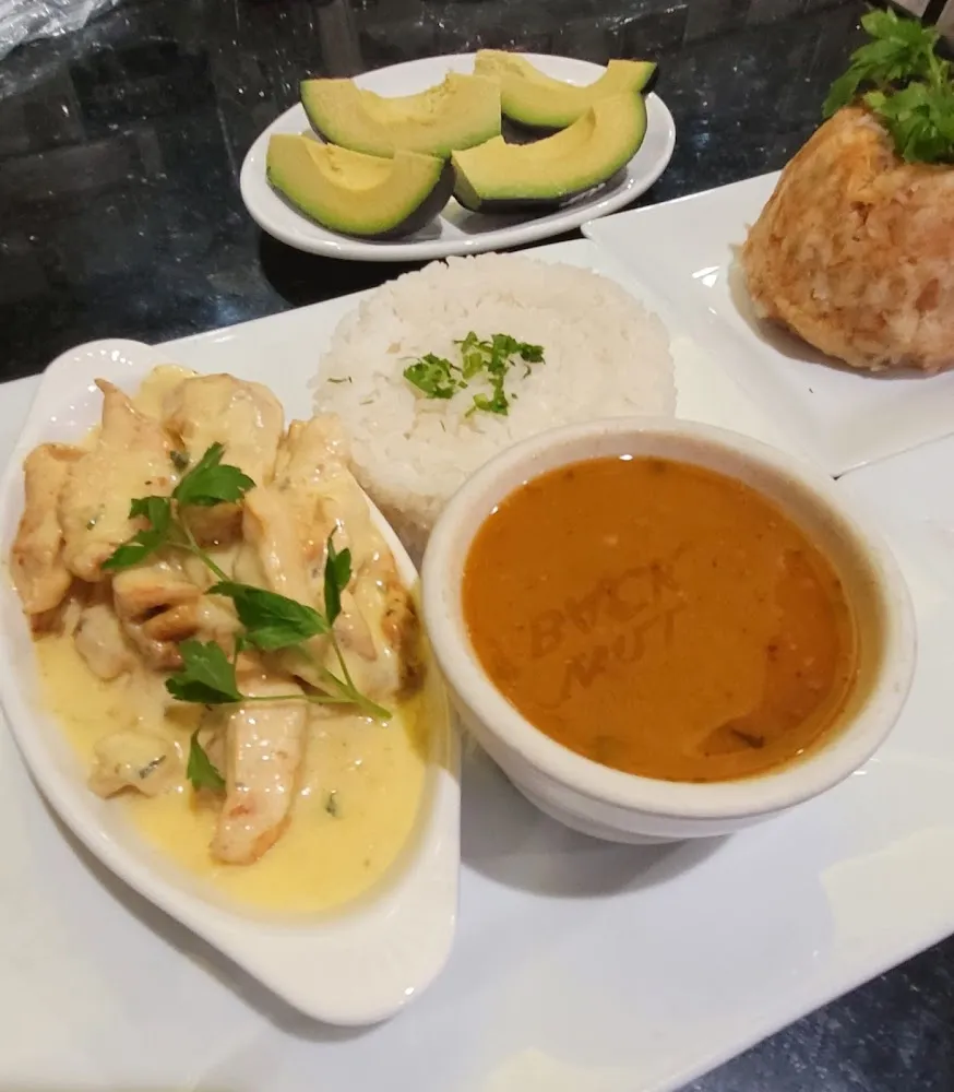Pollo En Salsa Blanca